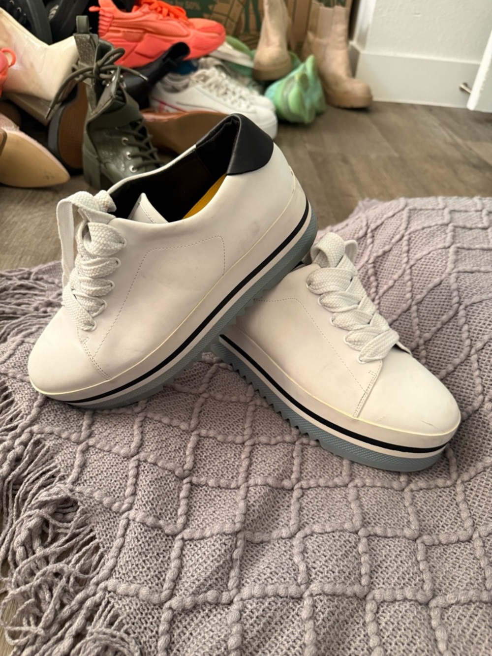 Zara White Platform Sneakers with Black Heel Detail - Picture 2 of 5